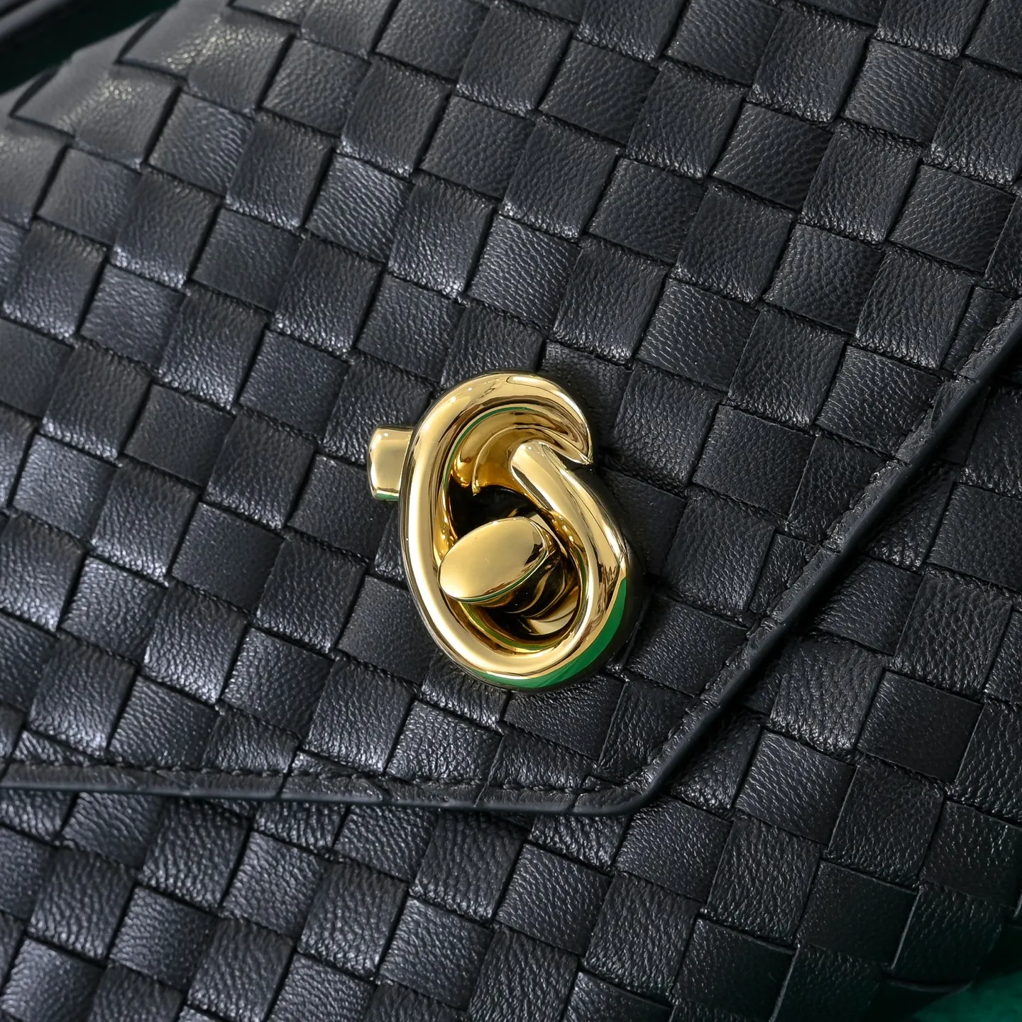 Batch 1660 #Bv new Knot Lock crossbody bag 🎈2025 early spring kont lock new series is hot on the market 🔥The brand's classic weaving process, with kont's metal rotating buttons, are exquisite and eye-catching, which is a luxurious embellishment of details. The upper body is elegant and elegant, with internal double compartments + card slots + back compartment. Super versatile, multiple carrying methods, detachable shoulder strap, portable/shoulder/cross-body, retro and fashionable, easy to carry with exquisite old-line style🫴 Model: 7191 Size: 25x16x5.5